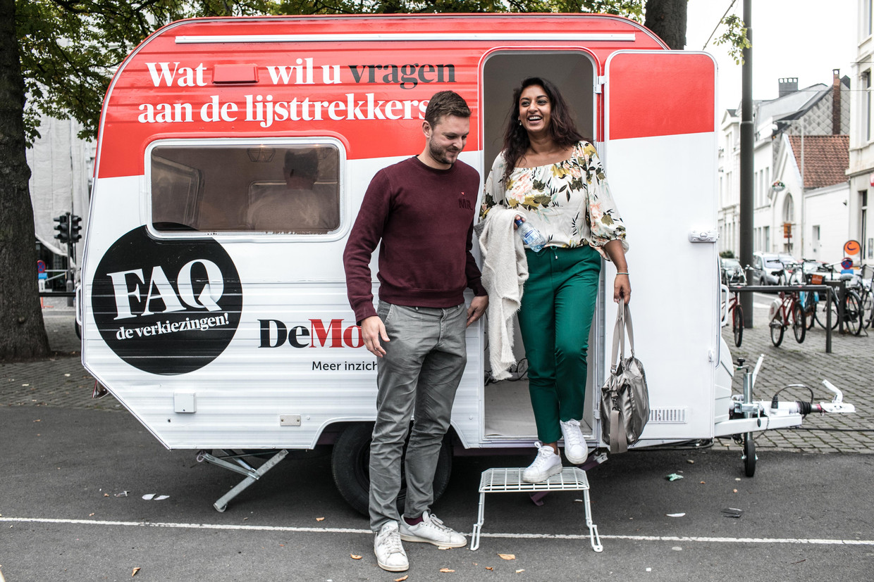 Jinnih Beels op bezoek in de DM caravan. Beeld Bas Bogaerts