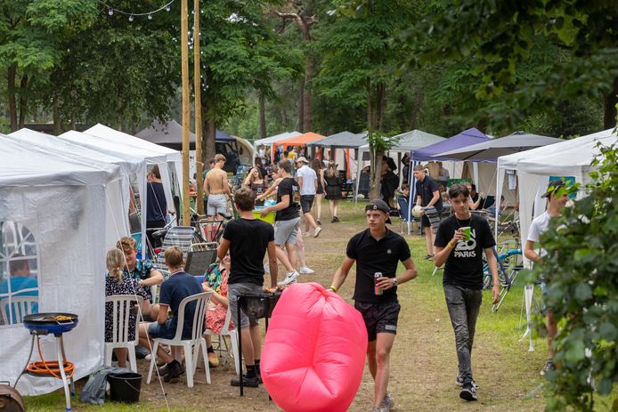 Drukte op jongerencamping Dennenoord.