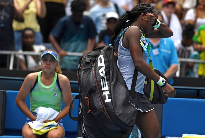 Coco Gauff verlaat de baan na haar nederlaag tegen Sofia Kenin (l).