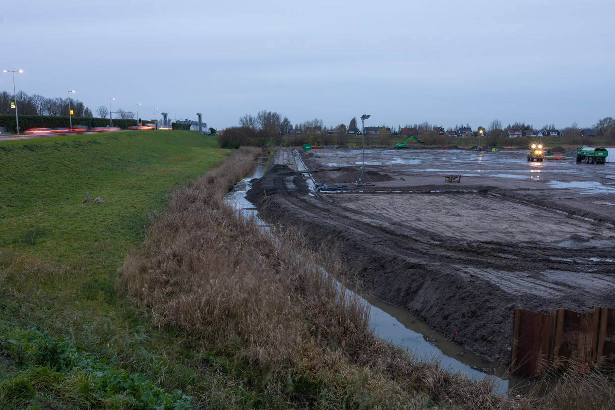 Op dit terrein in de Lutkemeerpolder wordt een medicijndistibutiecentrum gebouwd.  Beeld Marc Driessen