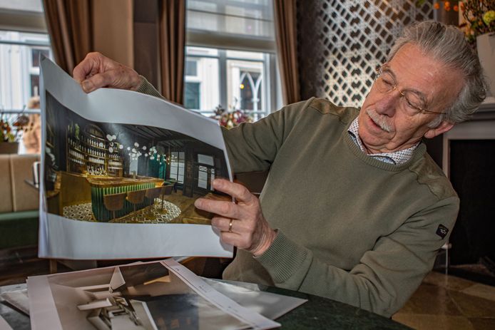 Frans Hazen laat zien hoe de nieuwe bar zien in hotel de Draak eruit komt te zien.