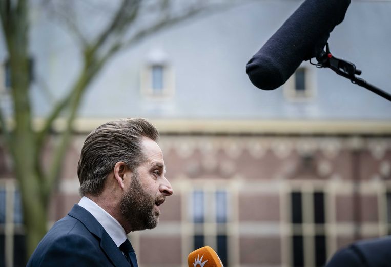 Hugo de Jonge, minister voor Volkshuisvesting en Ruimtelijke Ordening, bij aankomst op het Binnenhof voor de wekelijkse ministerraad. Beeld ANP