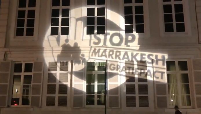 Vlaams Belang projecteert "Stop Marrakesh migratiepact" op de Lambermont.