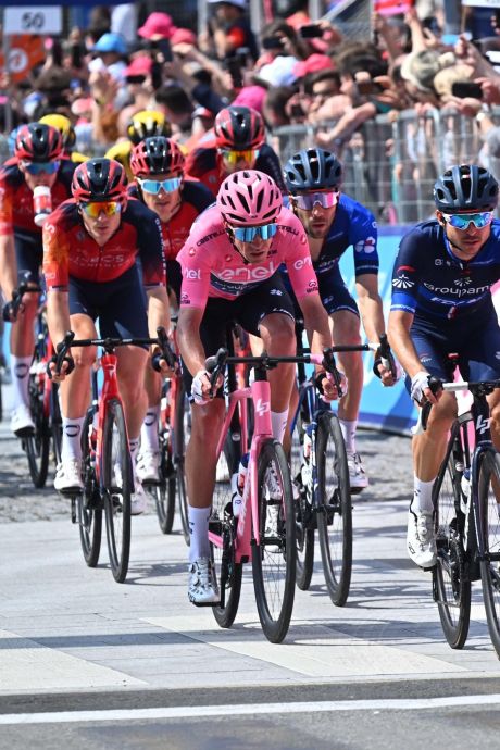 Brandon McNulty juicht in vijftiende etappe Giro d'Italia, Bauke Mollema vierde: ‘Heb het geprobeerd’
