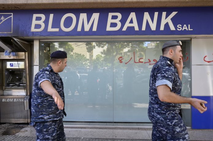 Libanese agenten houden de wacht voor het Blom Bank-filiaal.