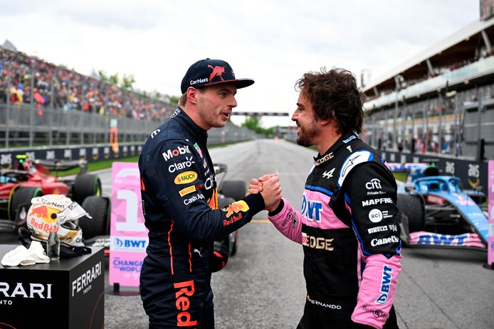 Max Verstappen(l) en  Fernando Alonso.