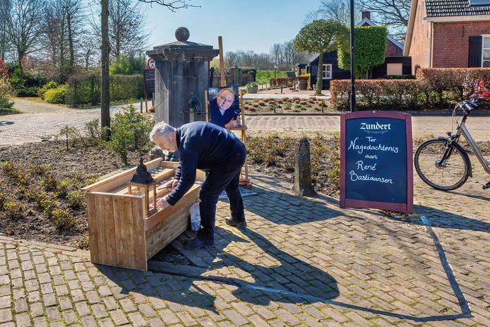 Op het Jan Koekenplein in Klein Zundert is bij de pomp een hoekje ingericht om Rene Bastiaansen, oud-voorzitter van het Zundertse bloemencorso en voormalig dorpsraadvoorzitter. Er staat een portret en op een bankje kan een kaarsje aangestoken worden. Bij Hoeve Klein Zundert (rechts in beeld) kan binnen het condoleance-register getekend worden.