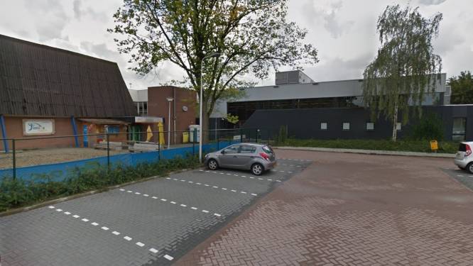 Bergen houtsnippers houden plekken bezet op drukke parkeerplaats van sportpark: deze partij baalt er van