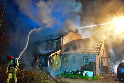Uitslaande woningbrand in Helenaveen, brandweer wil overslaan naar bedrijf voorkomen