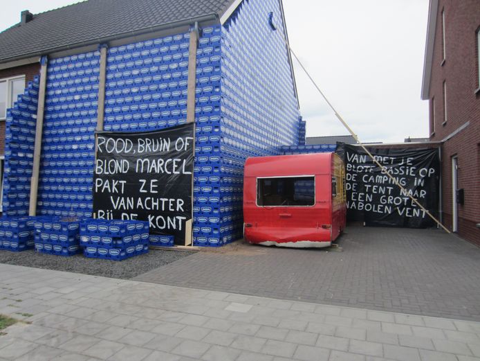 Het huis in Someren-Heide werd verstopt onder bierkratjes.