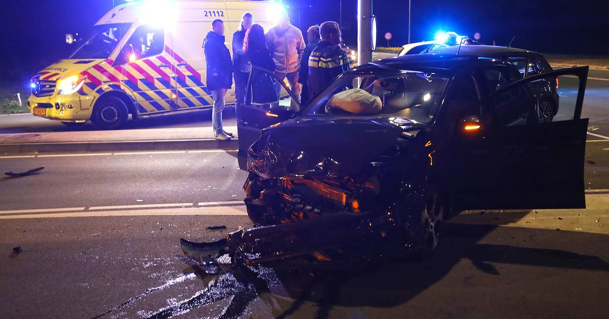 Agent bijna meegesleurd op N329 in Oss: brutale jongeren bemoeien zich met ongeluk.