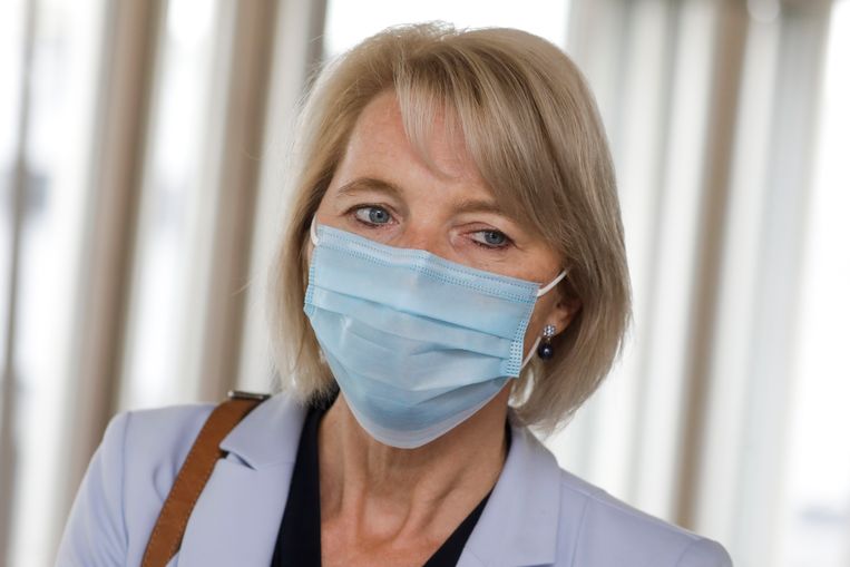 Christine Mattheeuws van de zelfstandigenorganisatie NSZ: 'Kleine winkels mogen in deze lockdown wel verkopen, zij het online en op afspraak om het product op te pikken. Dat stemt ons tevreden.'  Beeld BELGA