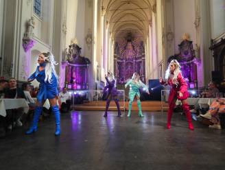 IN BEELD. Eerst barbecue, dan wervelende show vol pluimen, glitter en glamour: dit was de dragshow in de Truiense Minderbroederskerk