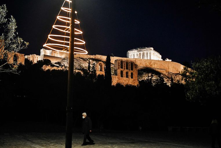 Kerstsfeer in mineur in Athene. Zullen een aantal van onze gewoontes straks helemaal anders zijn door toedoen van de omikronvariant? Beeld AFP