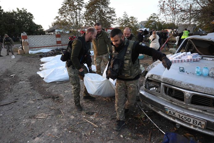 Oekraïense agenten dragen een lichaam weg in Groza. In een speeltuin vlakbij het café worden de lijken bij elkaar verzameld.