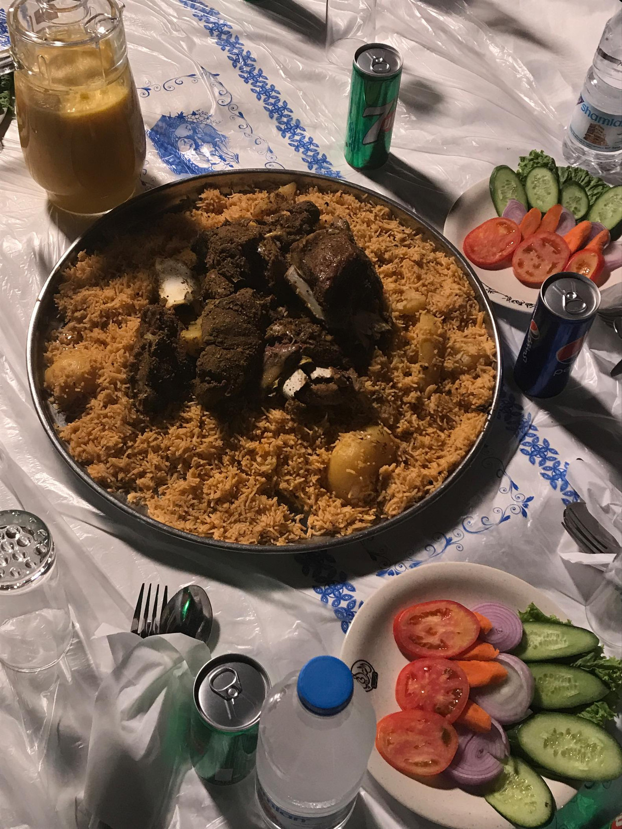 Sultan Bin Ali al Arada, gouverneur van Marib, ontvangt westerse journalisten met een copieuze maaltijd Beeld Ana van Es