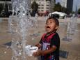 Illustratiebeeld. Een kind speelt in een waterfontein van Mexico-Stad, terwijl de metropool kreunt onder droogte en hitte. (16/04/24)