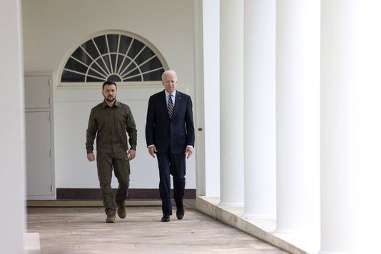 Zelenskyj (a sinistra) e Biden alla Casa Bianca.