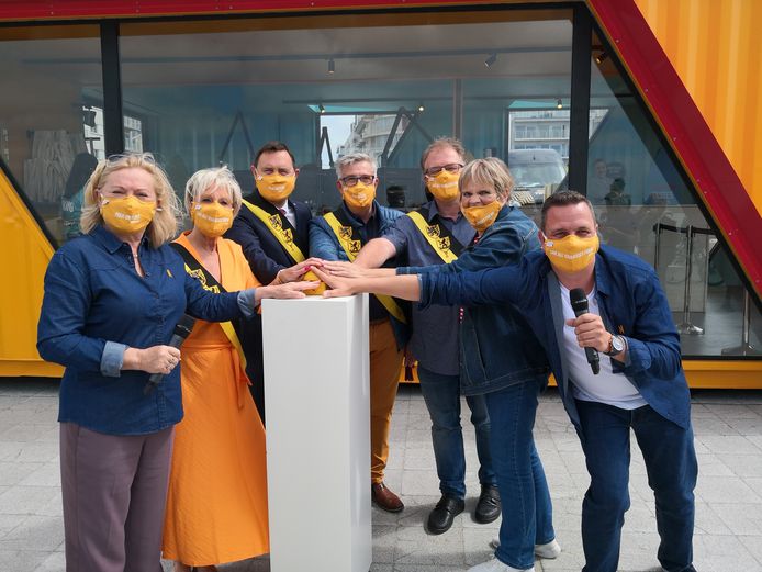 Leen Demaré, Bjorn Verhoeven en Margriet Hermans openden  vorige zomer de radiostudio bij de Zeedijk in Nieuwpoort samen met een delegatie van het stadsbestuur