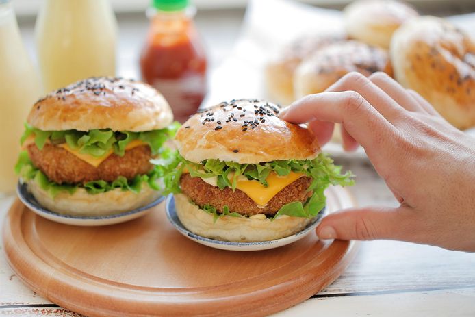 Kipburgers met pittige kaasvulling