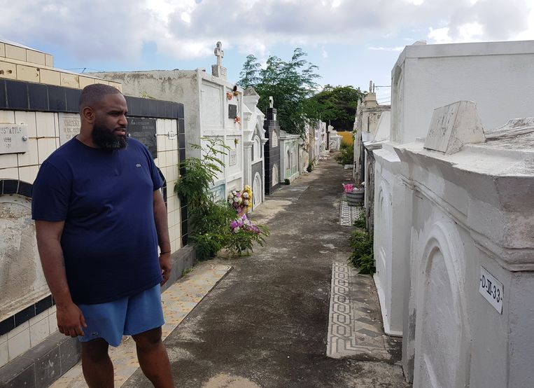 Willia Wartaal bij het graf van zijn voorouders op Curacao. Beeld NTR