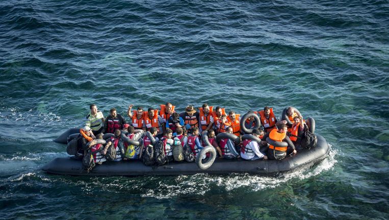 Syrische bootvluchtelingen onderweg naar het Griekse eiland Lesbos in 2015. Beeld anp
