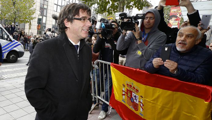 Spaanse betogers in Brussel gaven Carles Puigdemont een fluitconcert toen hij in de perszaal arriveerde.