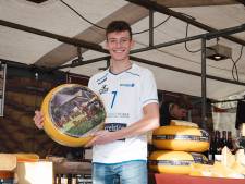 Handballer en kaasboer Koen (20) geniet op de markt: ‘Je bouwt een band op met de vaste klanten’