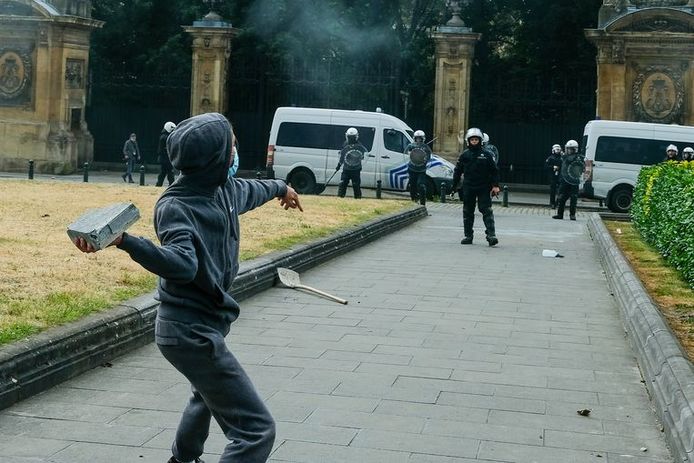 Les policiers ont été visés par toutes sortes de projectiles, comme ici près du parc Royal.