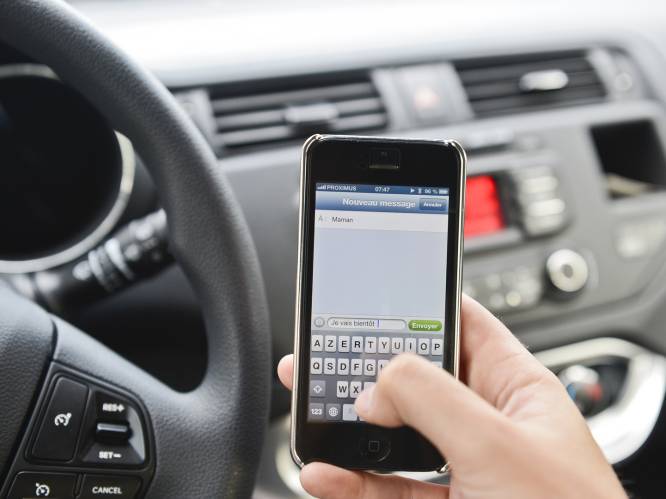 Bellen, chatten of sms'en achter het stuur? Niet met deze 'veilig rijden'-app