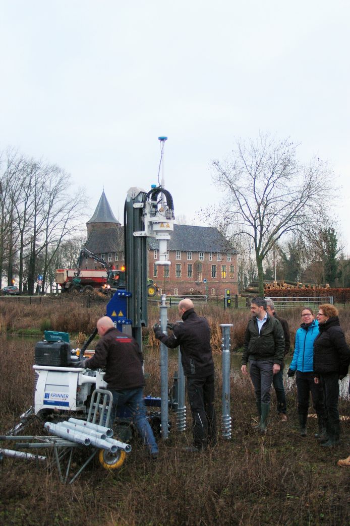Maandag is begonnen met de bouw van een faunatoren op de voormalige ponyweide in Dussen, tegenover Kasteel Dussen. Er werd een schroeffundering geboord. Op de foto naast het personeel van de firma Krinner wethouder Roland van Vugt, Linda van Zwet en Len Bruining.
