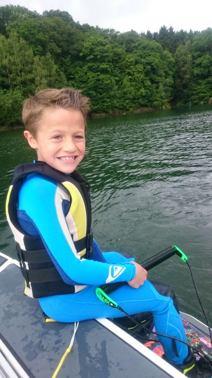 Timo tijdens het wakeboarden en wakesurfen, twee van de sporten waar hij keihard in opging. En als hij het goed deed: dolblij zijn, en strálen.