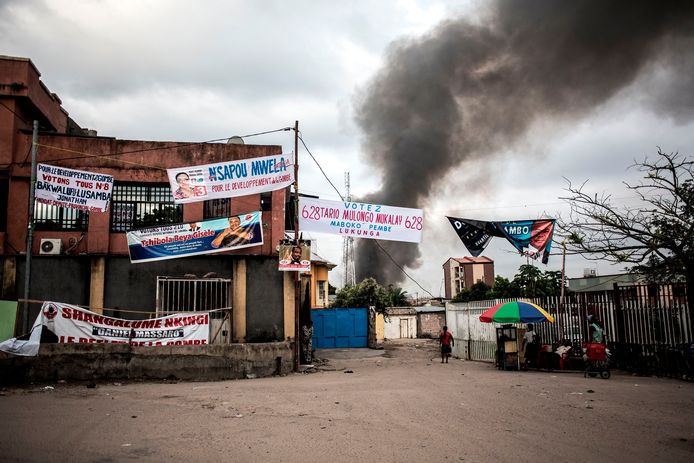 Een opslagplaats van de kiescommissie in Kinshasa gaat in vlammen op.