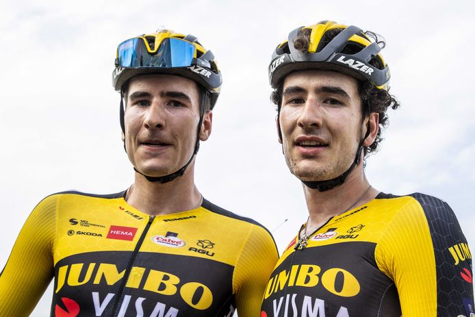 Winnaar Tim van Dijke (l) met zijn broer Mick van Dijke (tweede) na de finish van het NK Wielrennen voor beloften.