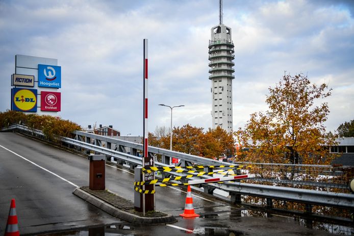 Het afgesloten parkeerdek bij winkelcentrum Baronie enige tijd terug. Inmiddels staan er ook hekken die doorrijden beletten.