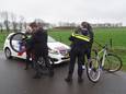 Bunschoter Wessel ter Haar controleert zijn fiets, nadat de politie op de Amersfoortseweg de dief heeft klemgereden.