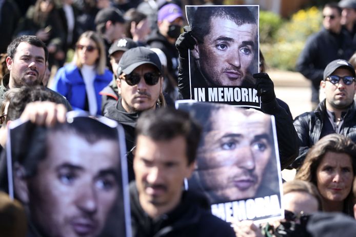 Een eerder anti-Frans protest. Manifestanten houden foto's vast van de vermoorde Corsicaanse nationalist Yvan Colonna.