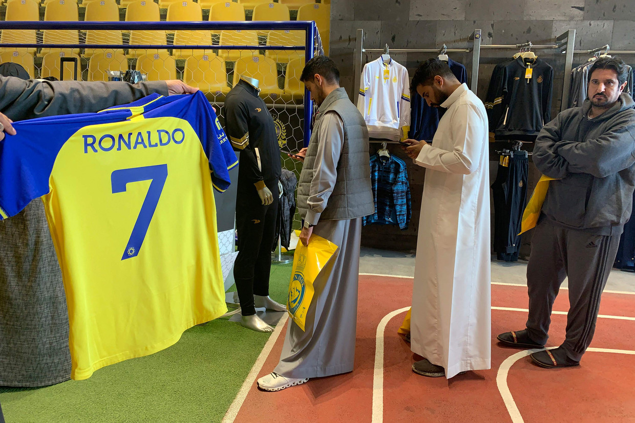 In de fanshop van Al-Nassr is het aanschuiven voor een shirtje van Cristiano Ronaldo. Beeld AFP