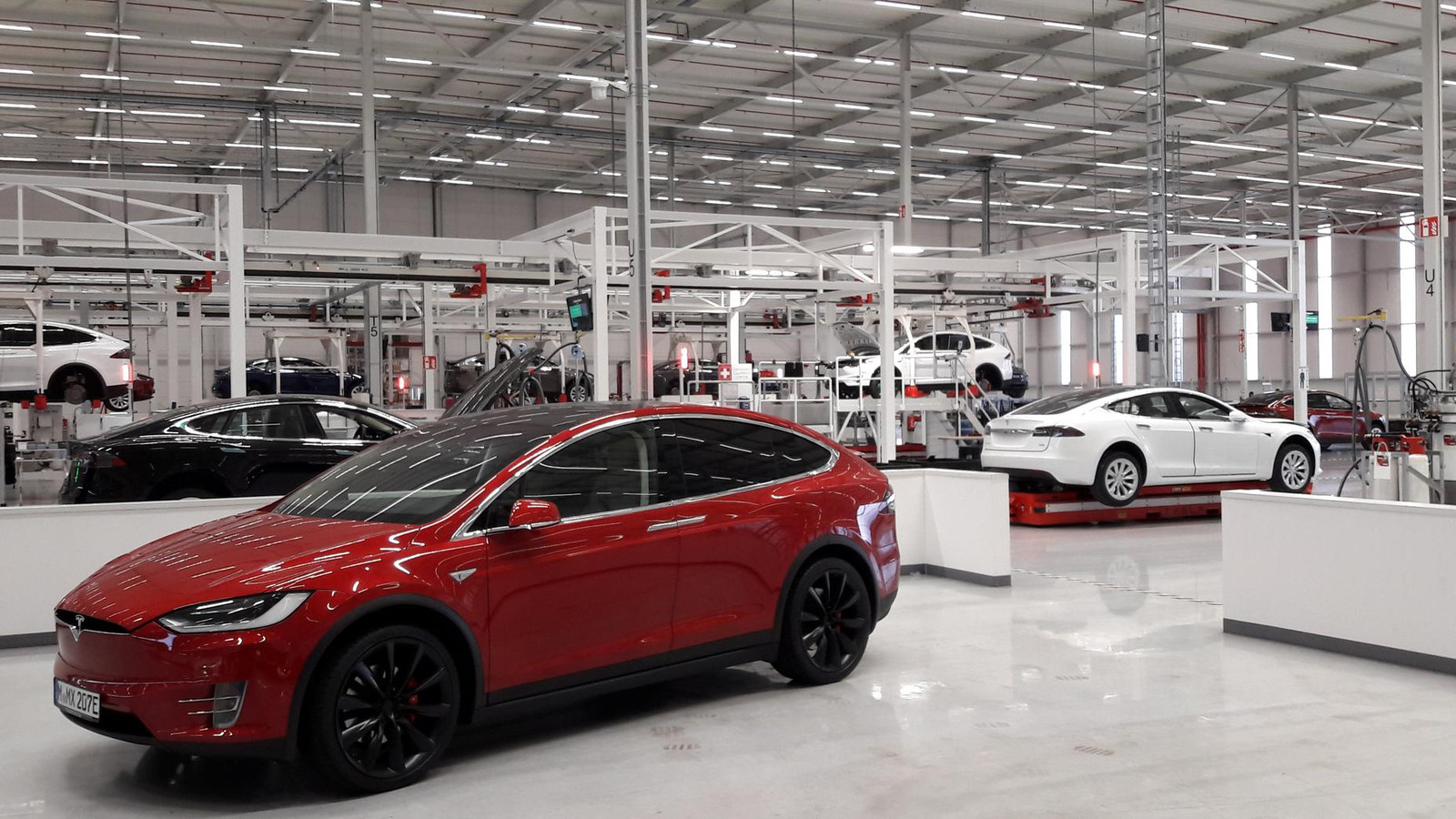 In de Tesla-fabriek in Tilburg worden alle autos voor de Europese markt geassembleerd en getest. De werkzaamheden vergen circa 24 tot 48 uur per auto.