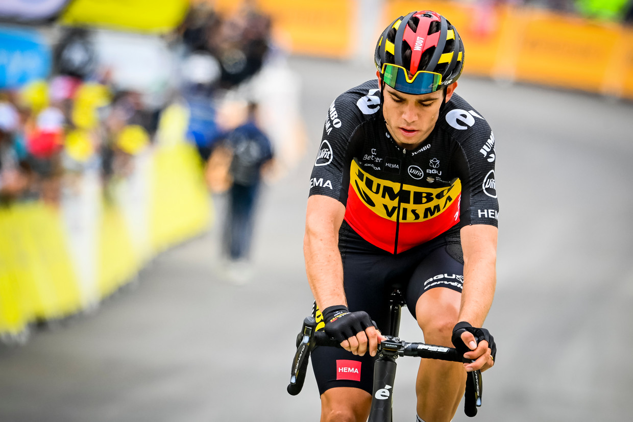 Wout van Aert komt binnen in skioord Luz Ardiden. Beeld BELGA