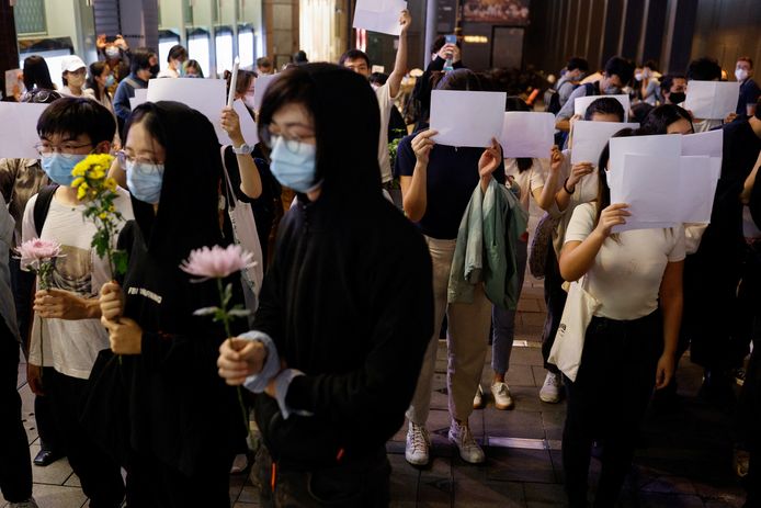 Beeld van een wake voor de slachtoffers in Urumqi in Hongkong.
