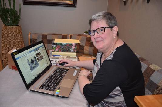 Linda De Clerck spendeert uren achter haar laptop om albums en dozen vol oude foto's in de Facebookgroep te plaatsen.