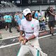 ‘Arrogant’, ‘belastingontwijker’ en ‘verwend’: in zijn geboortedorp is Lewis Hamilton allesbehalve populair