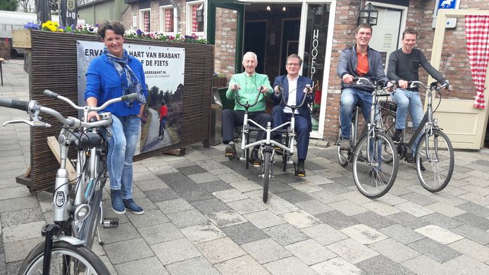 De fietsenverhuurders v.l.n.r. Annita Schepens, Jo Pijnenburg, wethouder Kees Grootswagers, Jan van Loon en Toby van der Heijden.