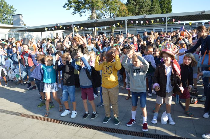 De leerlingen doen een danse op de eerste schooldag in basisschool De Krekel in Haaltert.