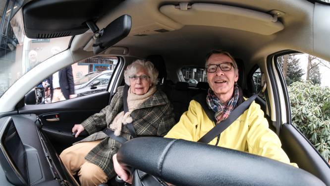 Een taxirit met een gezellig praatje: AutoMaatje moet mensen uit isolement halen