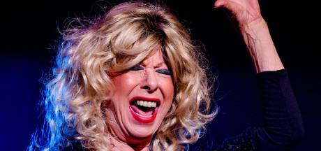 Bonnie St Claire Lanceert Autobiografie Kwam Een Vrouw Bij De Slijterij Show Pzc Nl