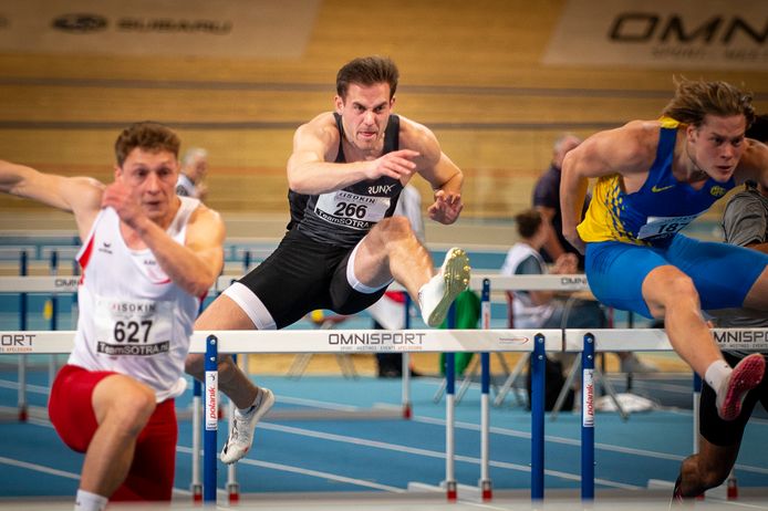 Meerkamper Lauri Hulleman in actie op de 60 meter horden tijdens de Sotra Indoorwedstrijden in Apeldoorn.