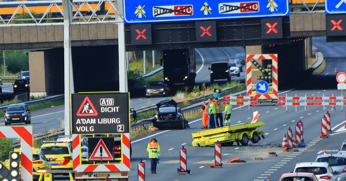 Taxi knalt op pijlwagen op de A10 in Amsterdam, traumahelikopter landt op de snelweg
