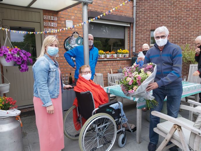 De gemeente Willebroek zette haar 'beste buren' in de bloemetjes. Fabienne uit de Breendonkstraat nomineerde haar buren Josephine en Alex.